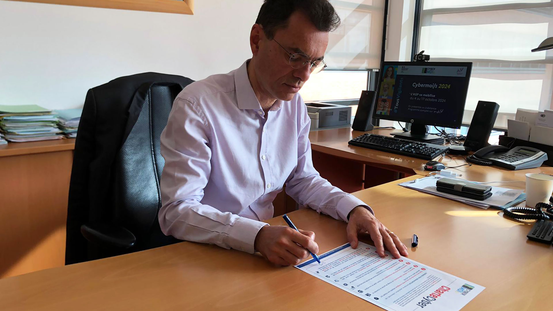 Signature de la Charte Cyber par Stéphane Le Moing, PDG de l'ASP