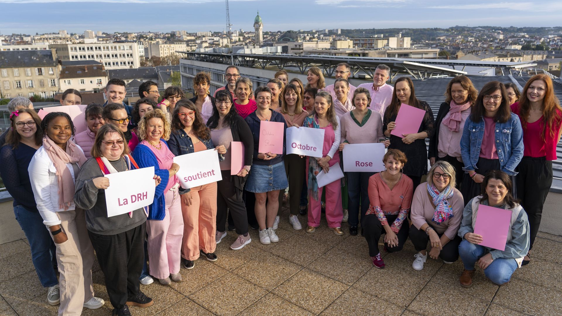 Photo de l'équipe de la DRH de l'ASP, habillée de rose