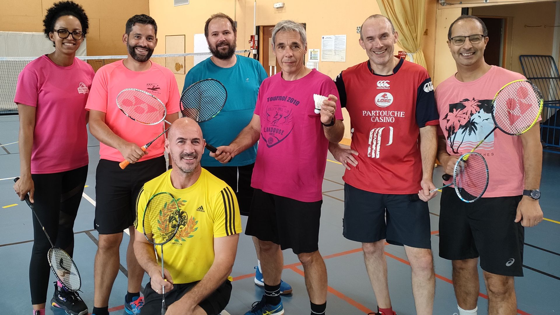 Photo de l'équipe de badminton de l'ASP Sports, habillée de rose