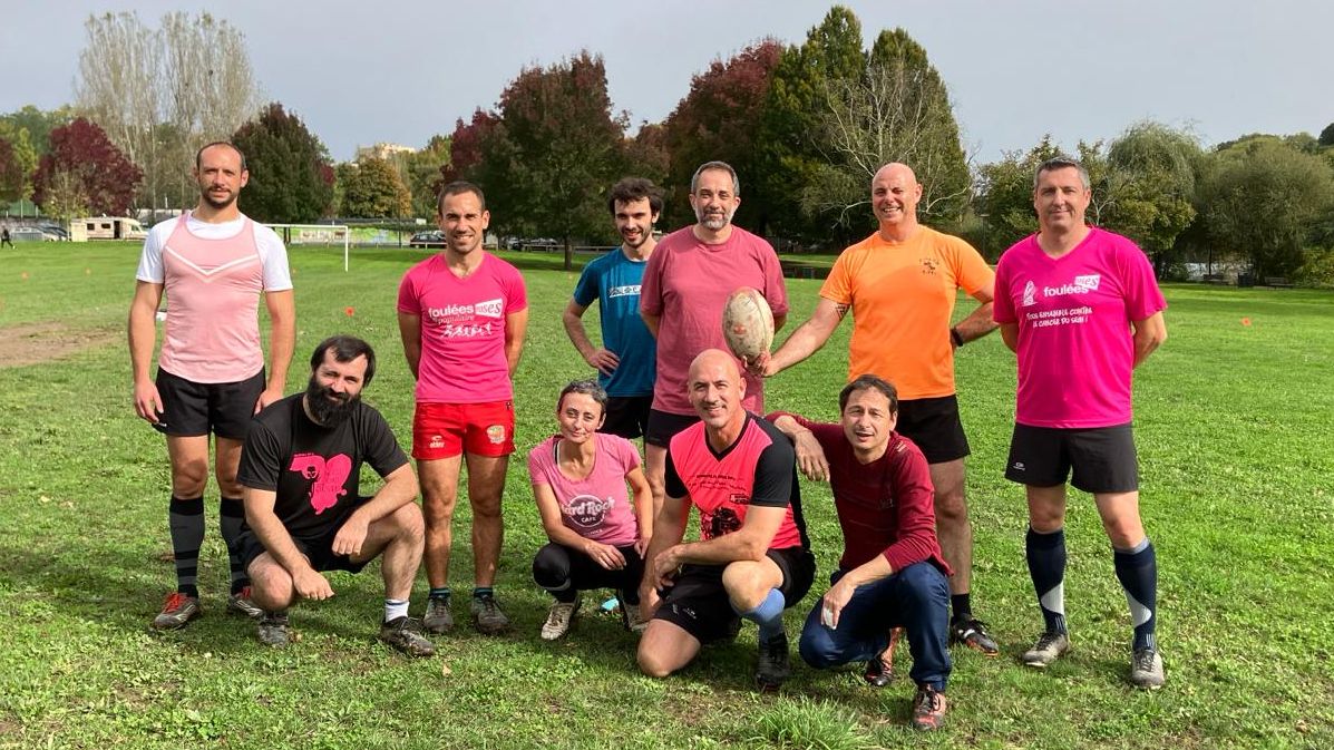 Photo de l'équipe de rugby de l'ASP, habillée de rose