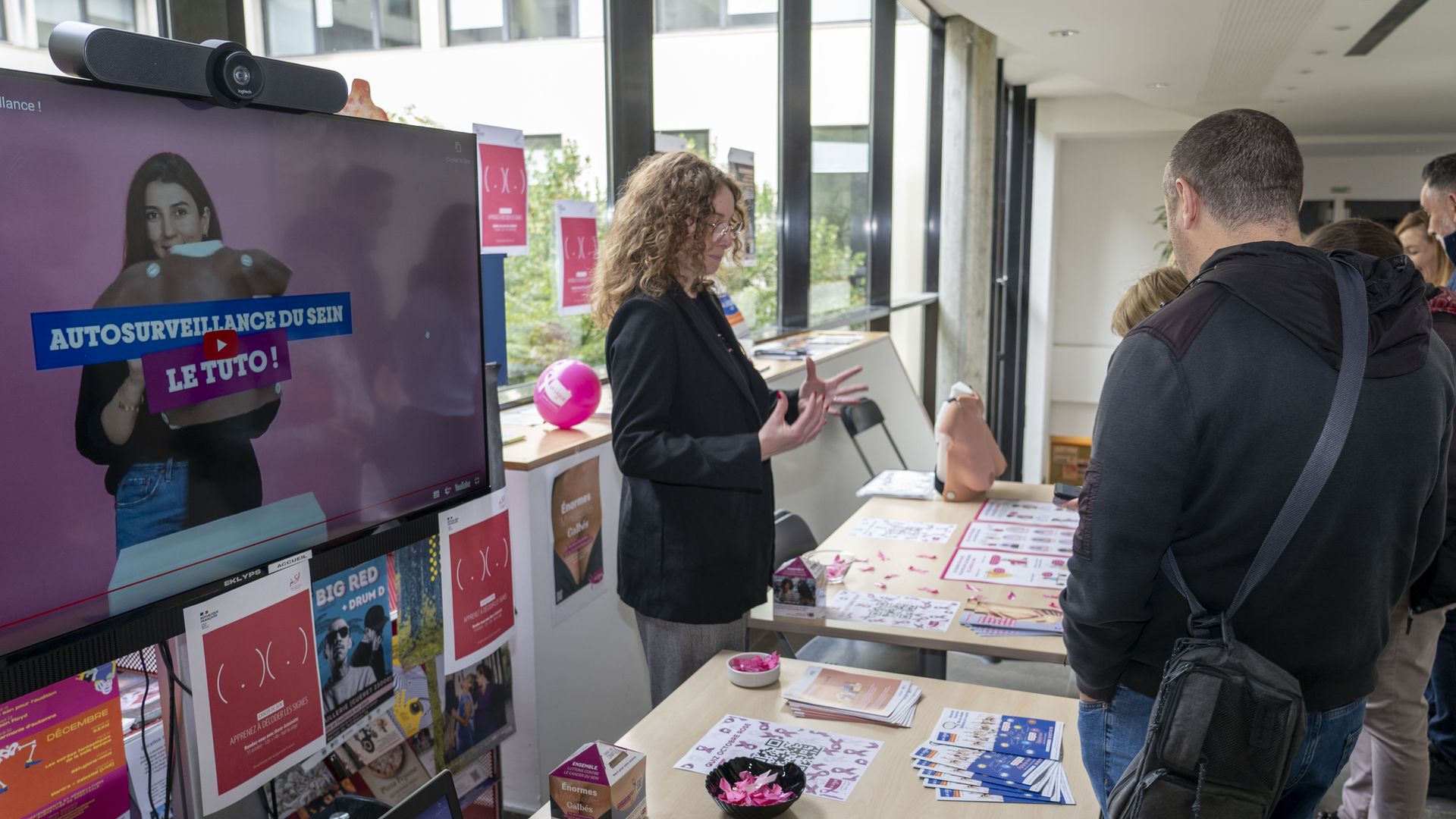 Animation du stand par Virginie André, membre de la Ligue contre le cancer