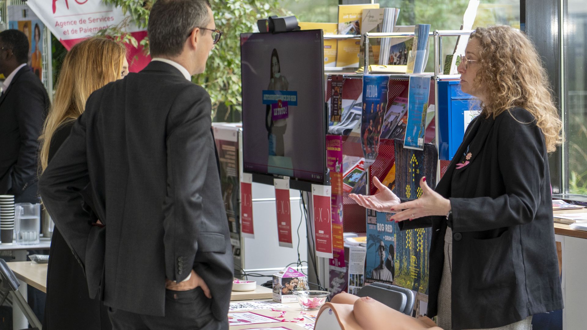 Animation du stand par Virginie André, membre de la Ligue contre le cancer