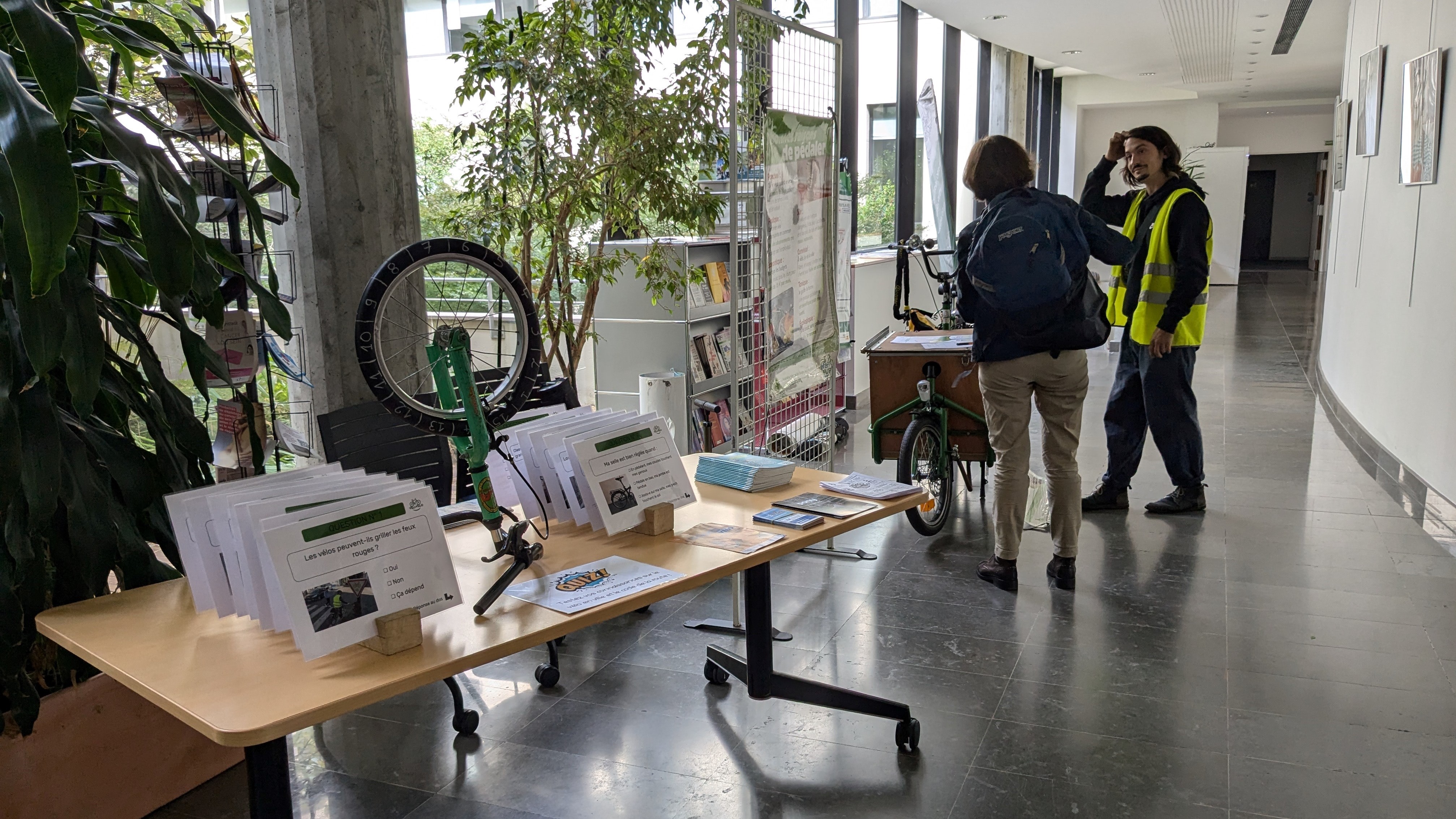 L'animateur Véli-vélo présente son vélo cargo et son utilité en ville.