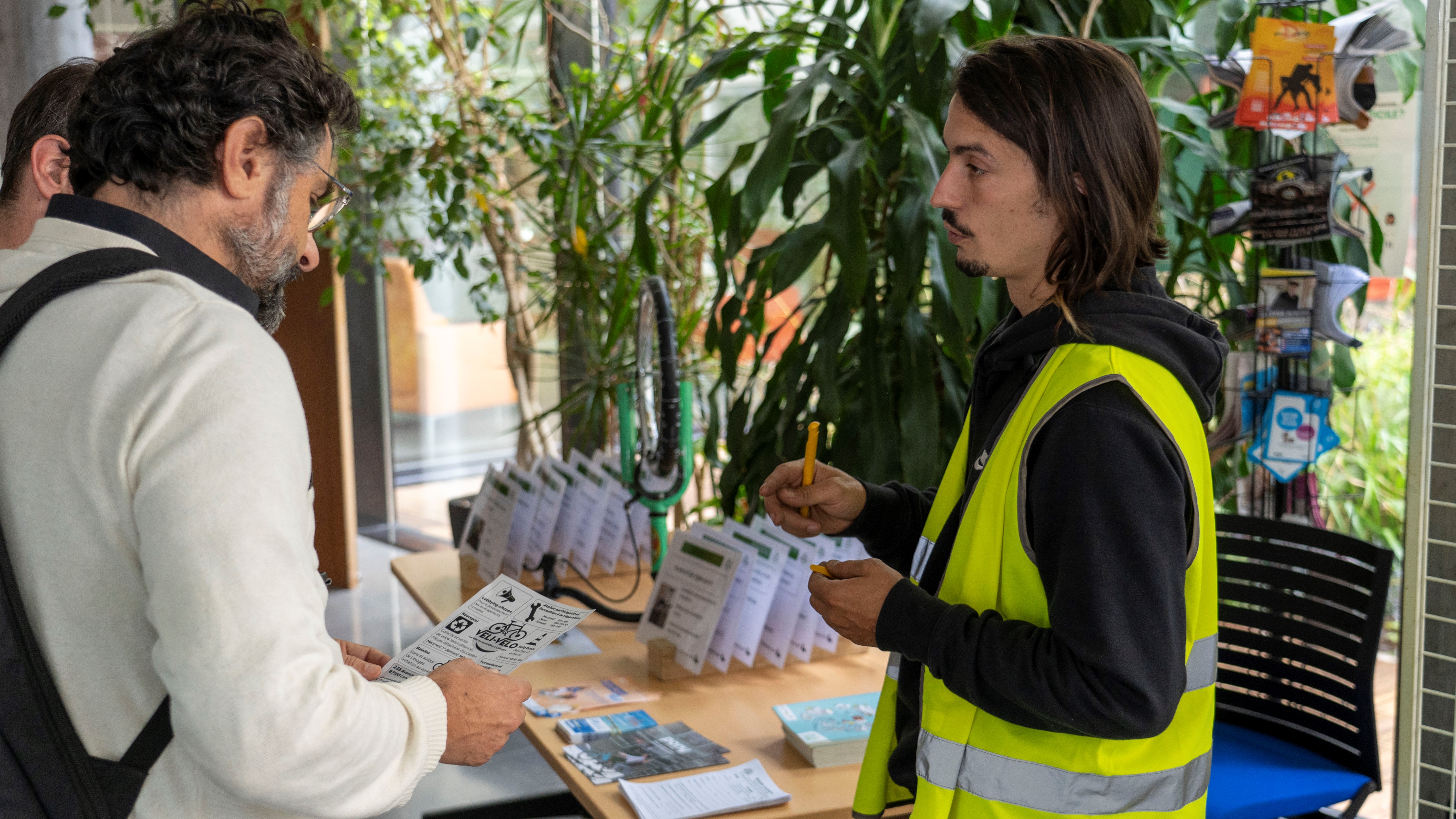 Échange entre l'animateur Véli-Vélo et un agent de l'ASP.